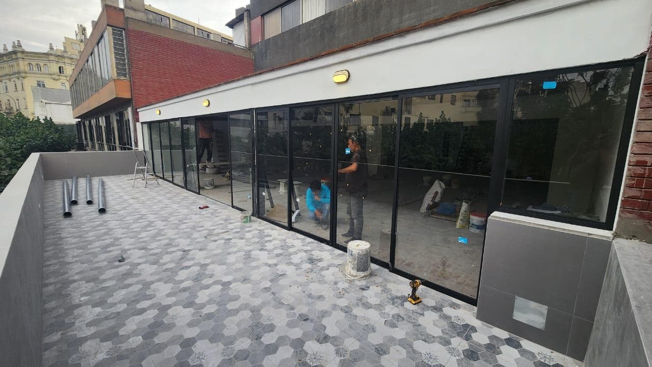 Único Local disponible en transitada calle peatonal en Parque Kennedy - 1