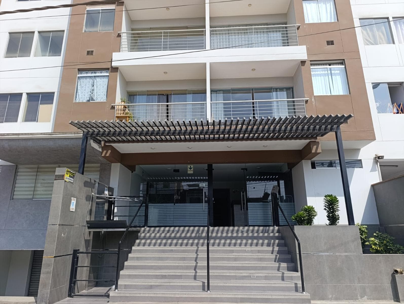 Moderno Departamento - 3 Dormitorios + Cochera | Edificio Con Seguridad 24/7 - 1