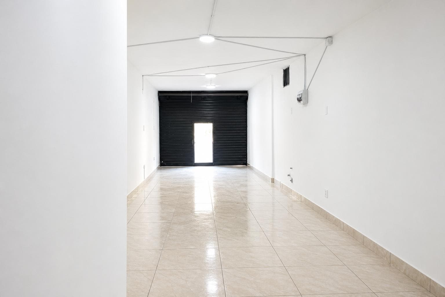 Alquilo local Av. Universitaria - Frente a Palacio de la Juventud de Los Olivos - 1