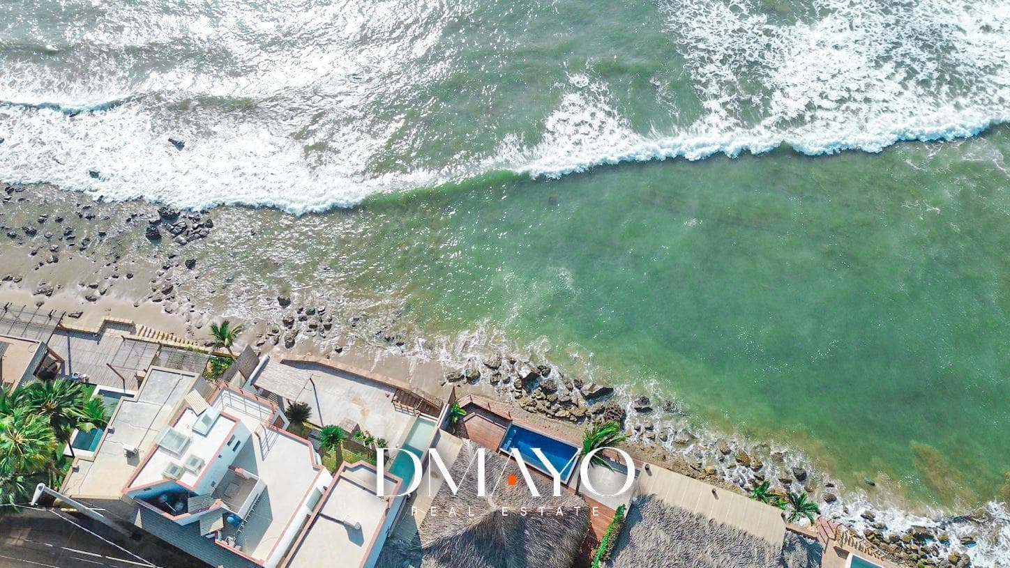 Casa en venta como terreno en tercera fila en Balneario de Punta Sal - 1