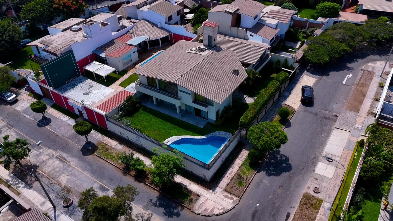 VENTA – CASA EN LAS LAGUNAS DE LA MOLINA | 560 m² DE TERRENO | PISCINA JACUZZI - 1