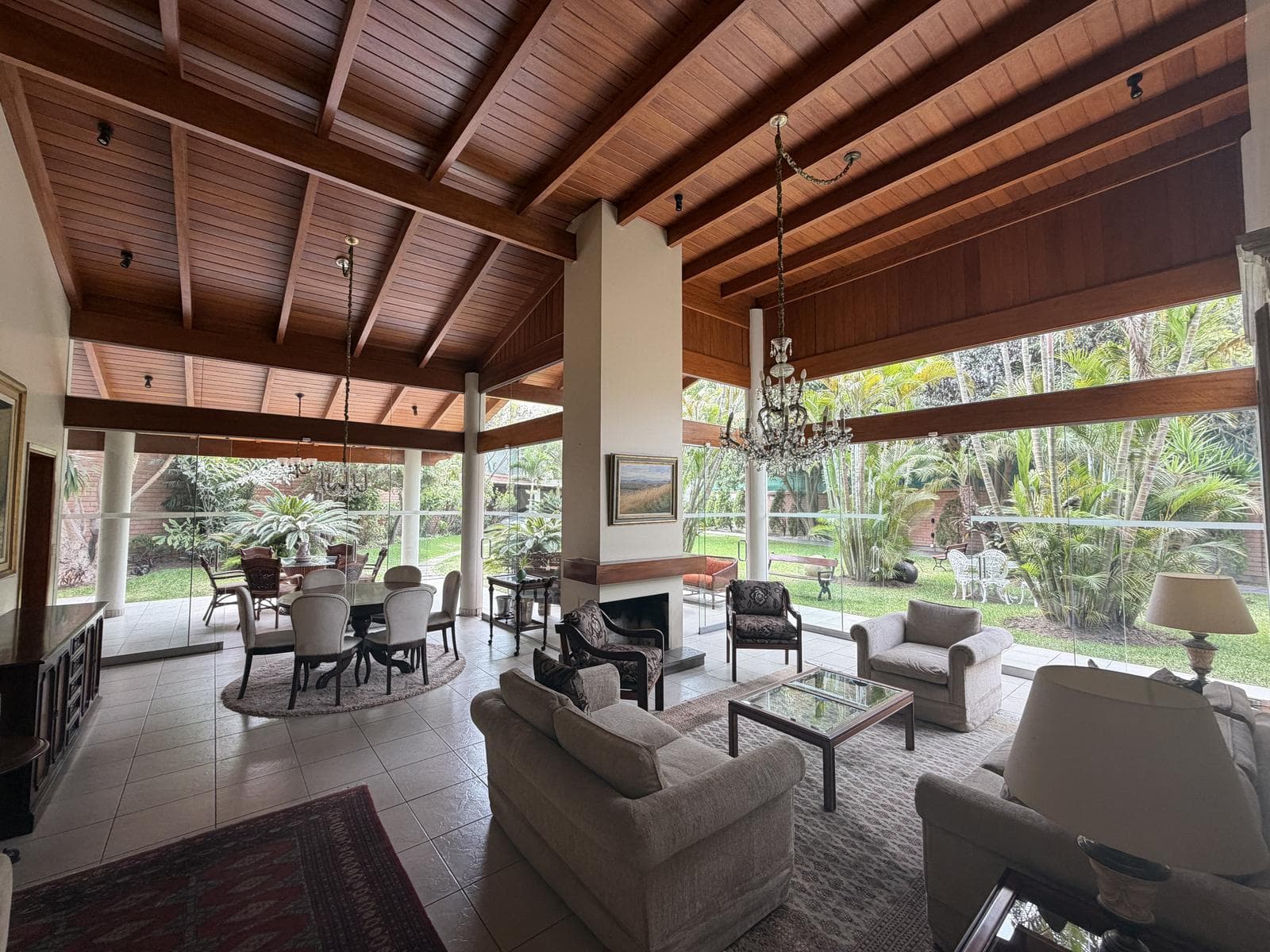 Linda Casa rodeada con jardin - 1