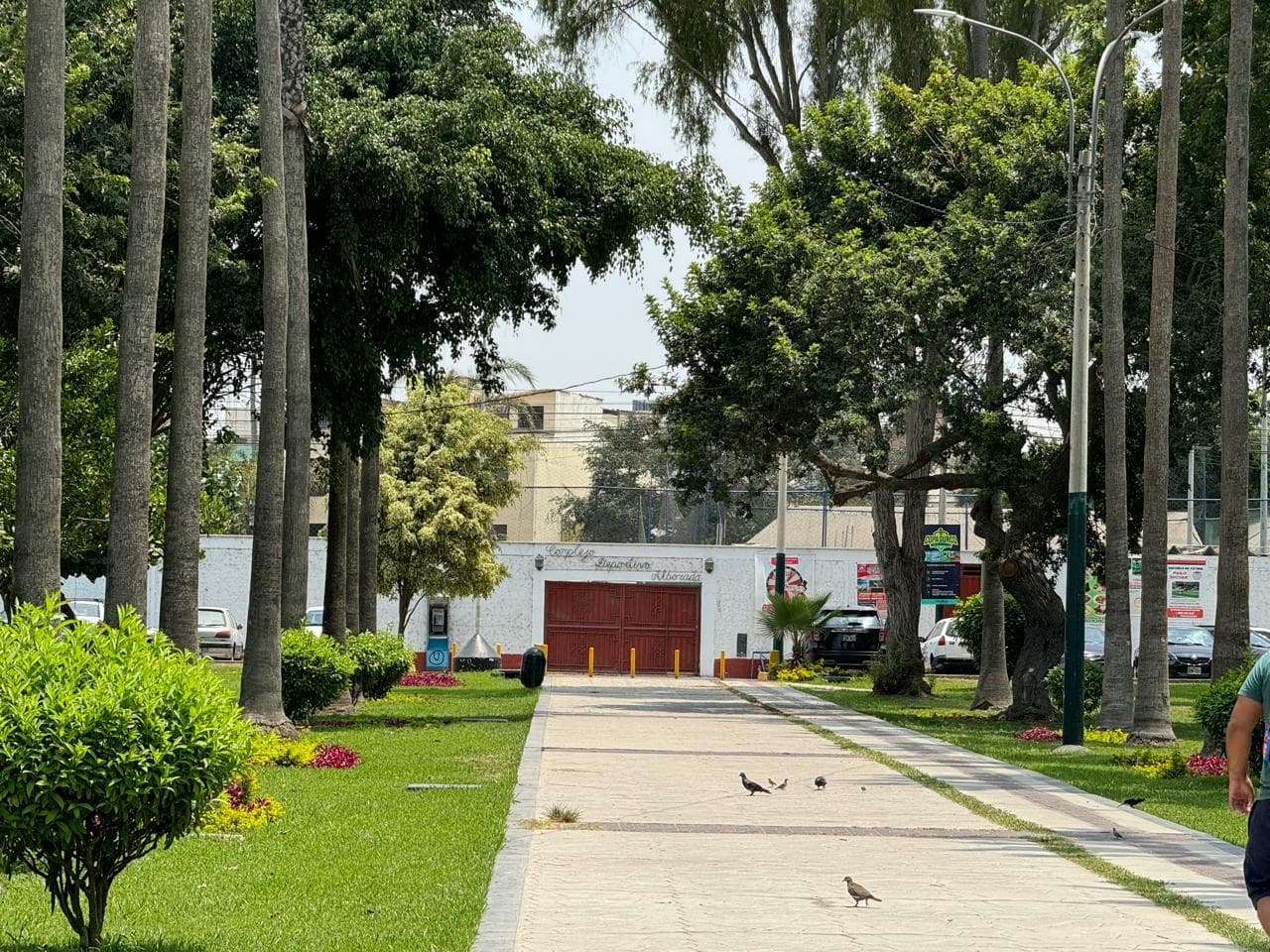 VENTA DE CENTRO DEPORTIVO COMO TERRENO - 1