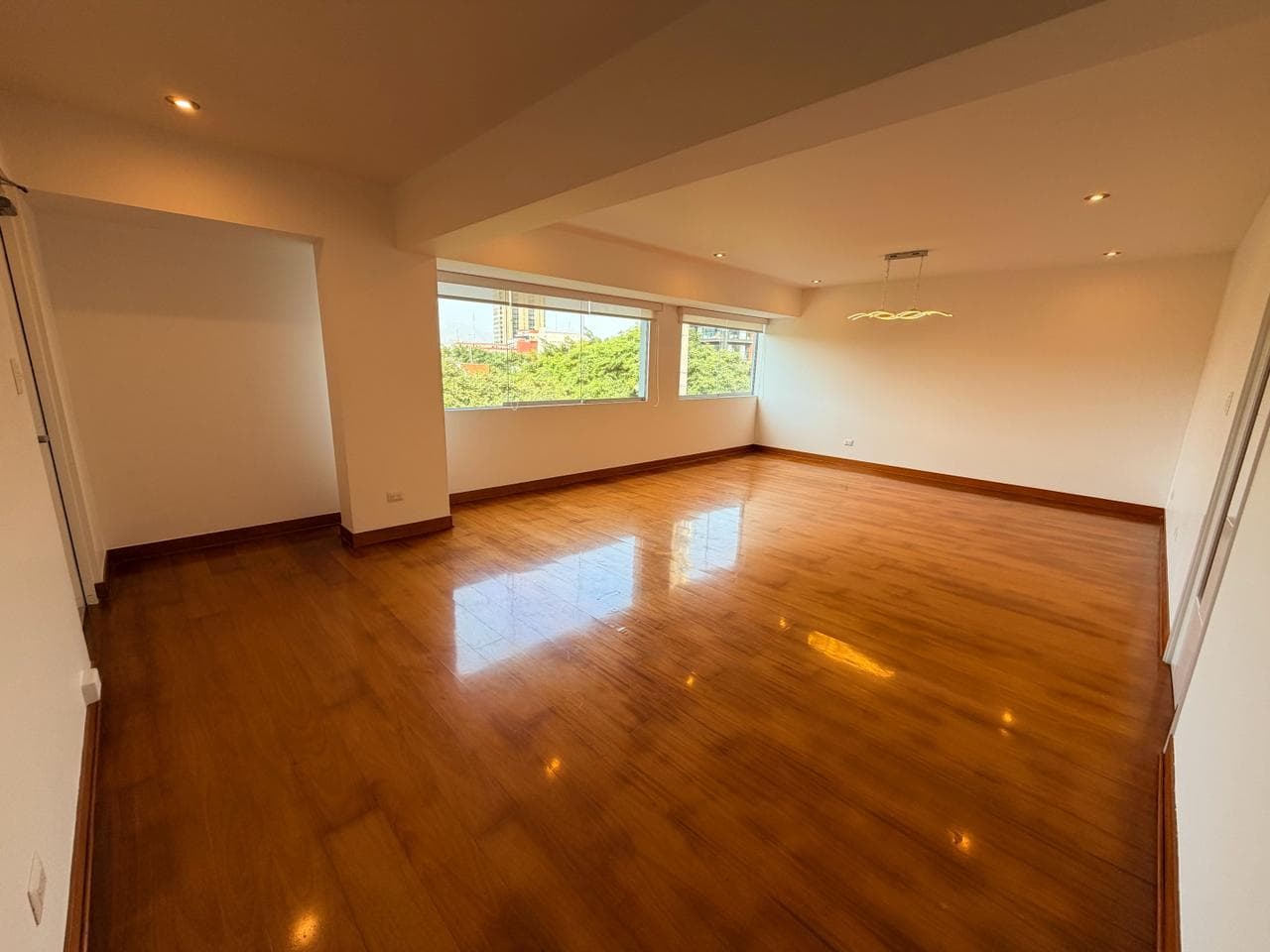 Alquiler en San Isidro: 150 m² con Ascensor Directo y 3 Cocheras - 1