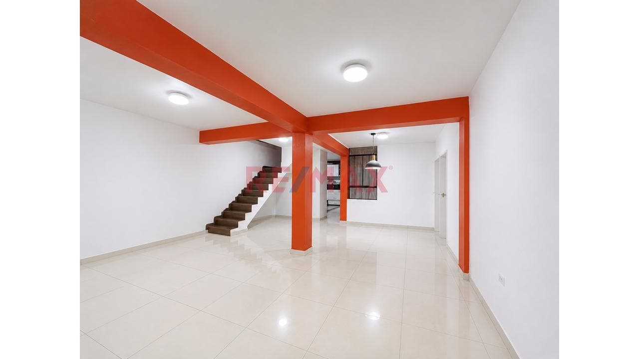 Casa En Venta En San Juan De Lurigancho Con 4 Dormitorios Y Azotea Amplia - 1