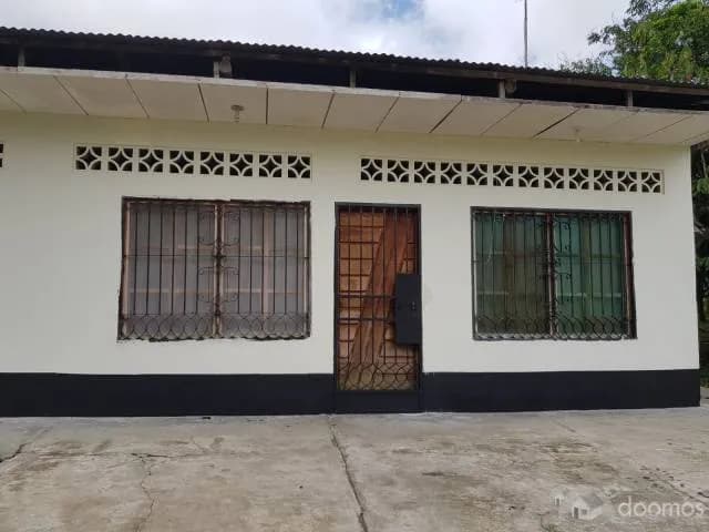 REMATO CASA FUNDO POR MOTIVO VIAJE IQUITOS BUENA UBICACION - 2