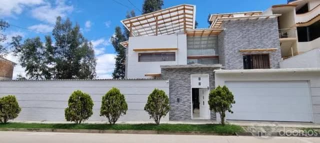Hermosa Casa en Urb. Los Docentes - 1