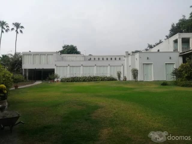 Surco  en venta  casa  en Circunvalación. El Golf o como terreno de 7,333 m2 con 1,850 m2 construidos, con 7  dormitorios - 1