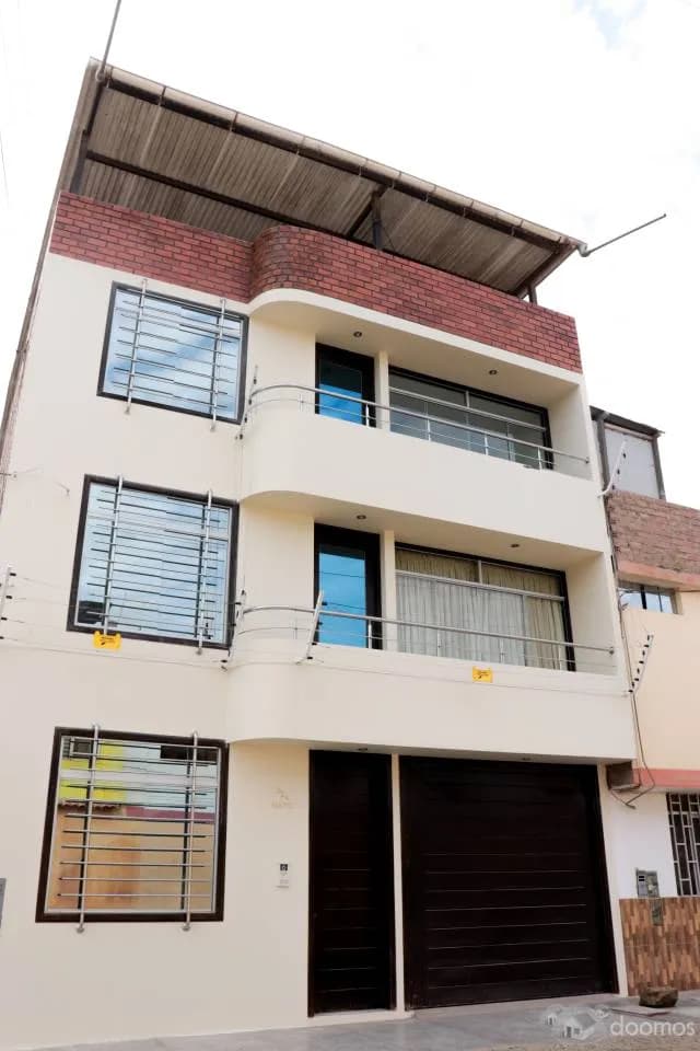 Bella y moderna casa ubicada cerca al Óvalo Santa Elena - 1