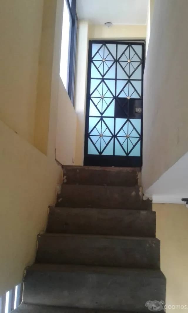 SE ALQUILA HABITACION  PUERTA A LA CALLE ,BAÑO PRIVADO . - 1