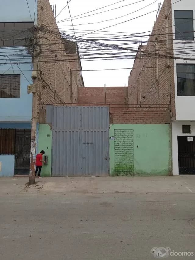 Alquiler De Local Para Vivienda O Almacén Con Amplio Patio Para Cochera Bien Ubicado Cerca El Cruce De Av. Canta Callao Y Av. Los Dominicos En San Martín De Porres - 1