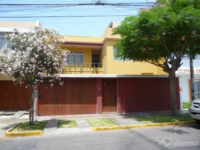 VENDO CASA 3 PISOS , ZONA SAN ANDRES , IDEAL OFICINAS A 5 CUADRAS DE PLAZA DE ARMAS - 1