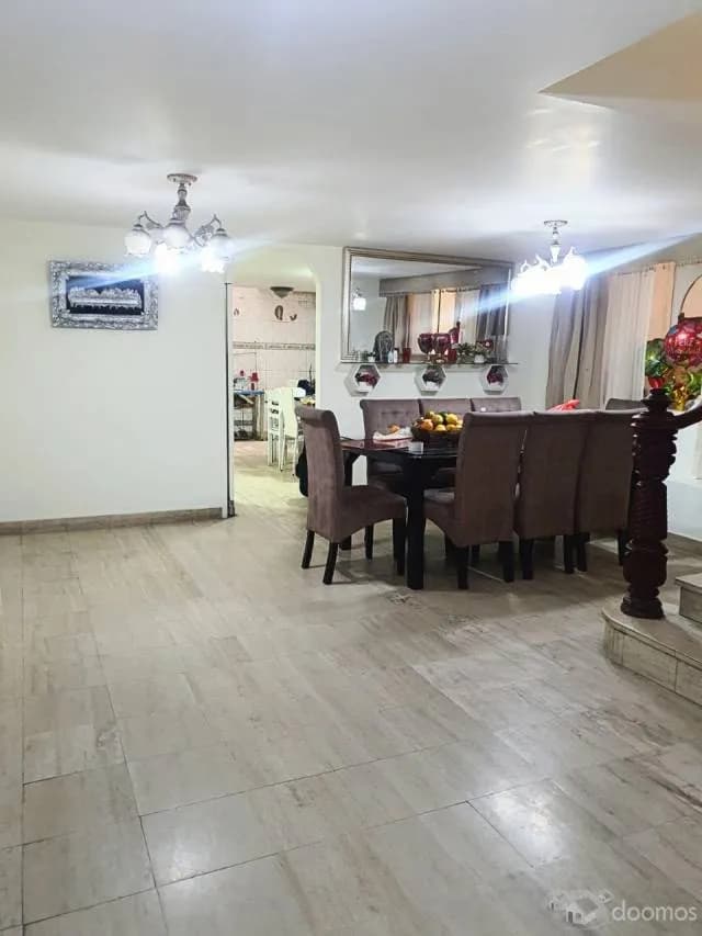 Espaciosa Casa/Local de 3 Pisos en Venta en Excelente Estado - 1