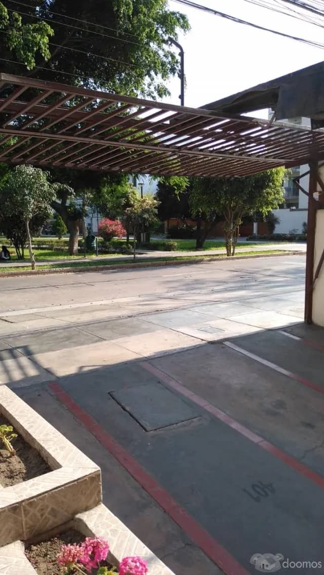 Estacionamiento con acceso de reja a control remoto - 2