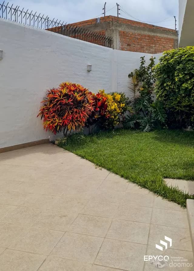 VENTA DE CASA DE TRES PISOS UBICACION PERFECTA EN AVENIDA URB EL GOLF -TRUJILLO - 2