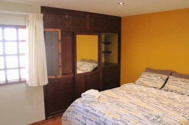 Departamento en primer piso de 4 habitaciones con cochera - 1