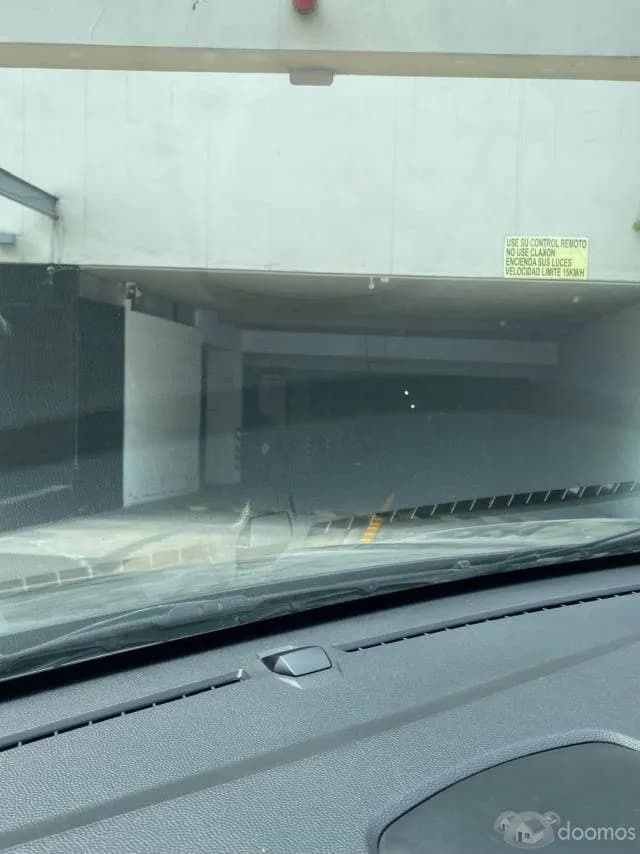 Venta  Estacionamiento  en excelente zona comercial - 2