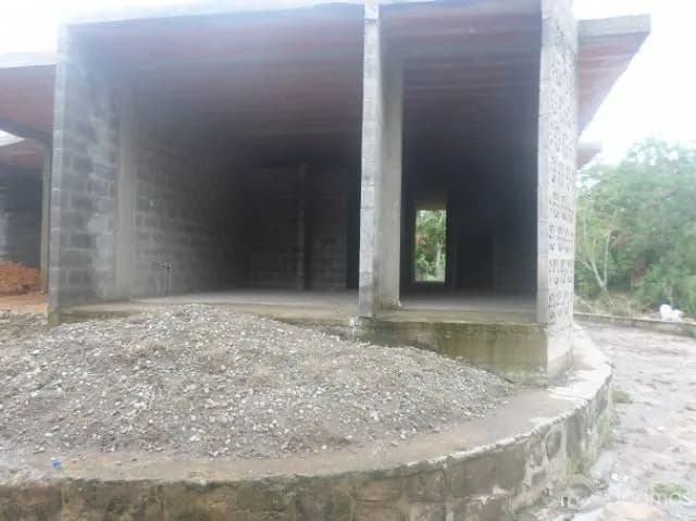 Vendo por motivo de viaje casa semi-construida - 1