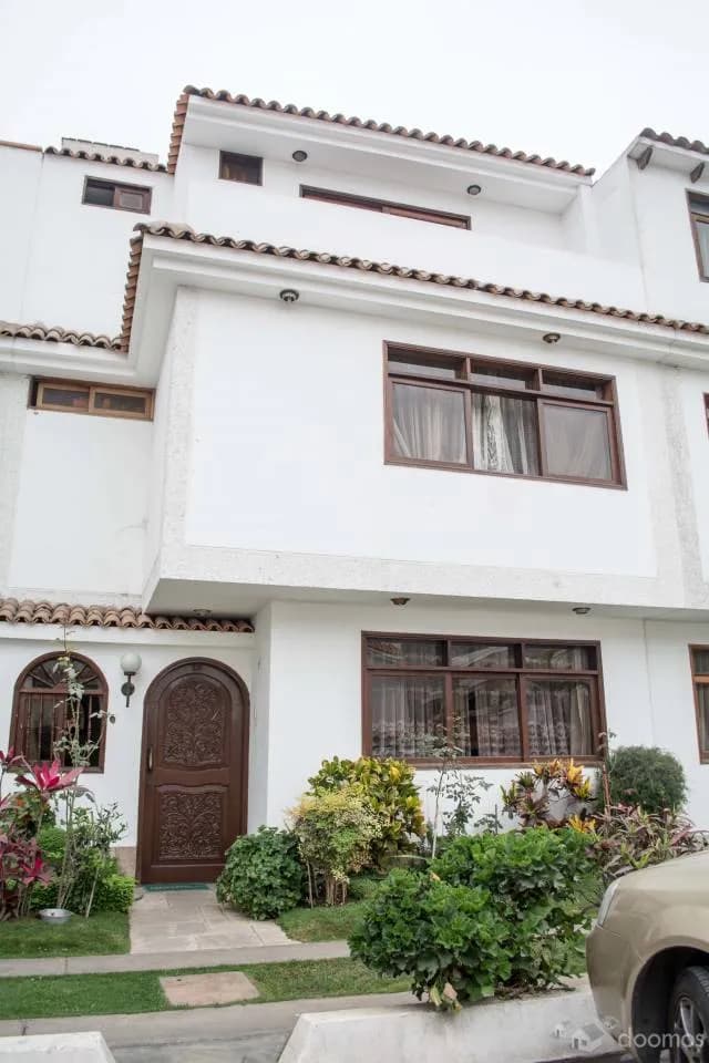 SE VENDE CASA DE 3 PISOS EN AMPLIO CONDOMINIO EN SURCO - 1