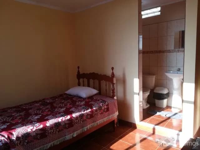 ALQUILER DE HABITACION CON BAÑO INCORPORADO EN HUACHO - 1