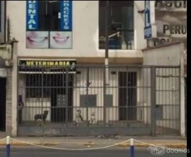 Centro Comercial en buena Ubicación - 1