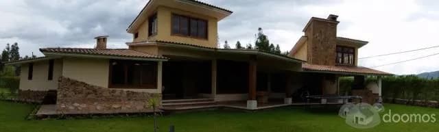 Preciosa y amplia casa de 1650 m² construida con materiales alta calidad - 1