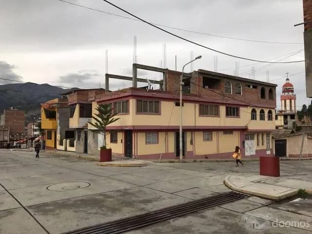 SE VENDE CASA EN HUARAZ- EN ESQUINA A TRES CUADRAS DE LA PLAZA DE ARMAS - 1