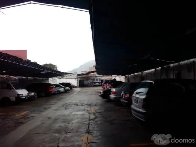 VENTA DE ESTACIONAMIENTO Y TIENDAS COMERCIALES - 1