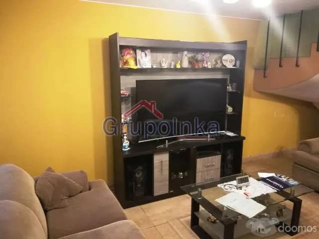 CASA POR ACTUALIZAR ACABADOS. EN AVENIDA CON TIENDA COMERCIAL - 1