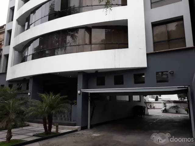 VENDO COCHERA TECHADA 1ER SOTANO, ENTRA CUALQUIER TIPO DE CAMIONETA GRANDE - 1