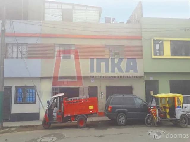 EN VENTA CASA A PRECIO DE TERRENO FRENTE A PARQUE CERCA A "GAMARRA" - 1