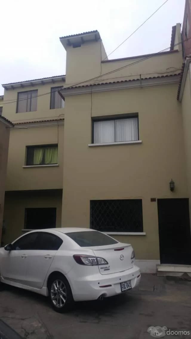 SE VENDE CASA EN JESÚS MARÍA. EXCELENTE UBICACIÓN. PREVIA CITA. - 1