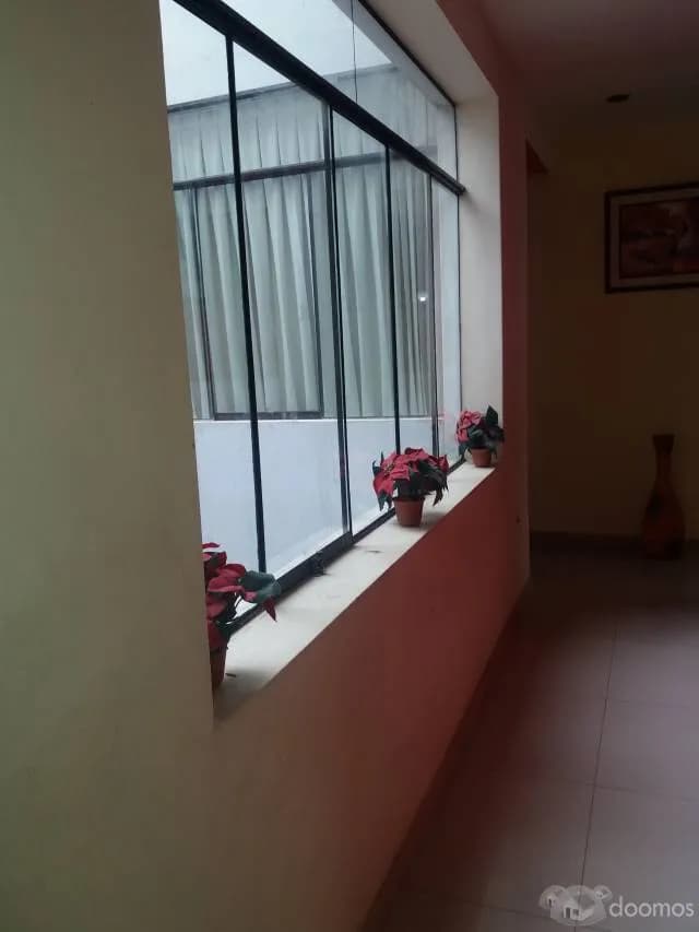 Habitacion con baño compartidos viven 3 personas - 1