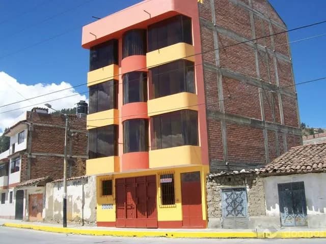 SE VENDE LOCAL COMERCIAL (1er piso del edificio), CON UN ÁREA OCUPADA DE 72 m2 (INCLUYE 2 SS.HH). - 1