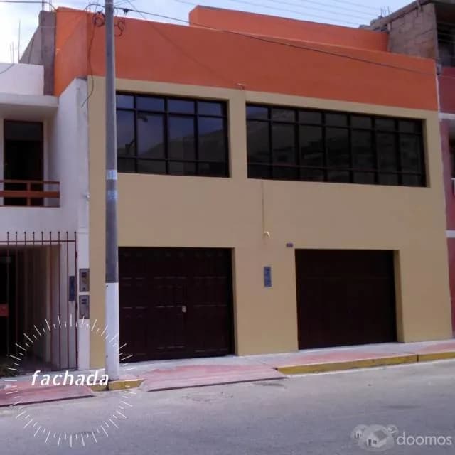 ALQUILO CASA REMODELADA DE 325 m2 EN LA CIUDAD DE ILO, MOQUEGUA. CON 4 DORMITORIOS Y COCHERA TECHADA DE AMPLIOS AMBIENTES IDEAL PARA EMPRESAS. - 1