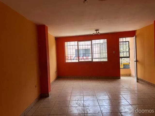 Vendo Casa 200 m2 de 2 plantas, con 3 departamentos independientes en el corazon de la Av. Perú, por reformar. ¡Excelente Ocasión para Invertir! - 1