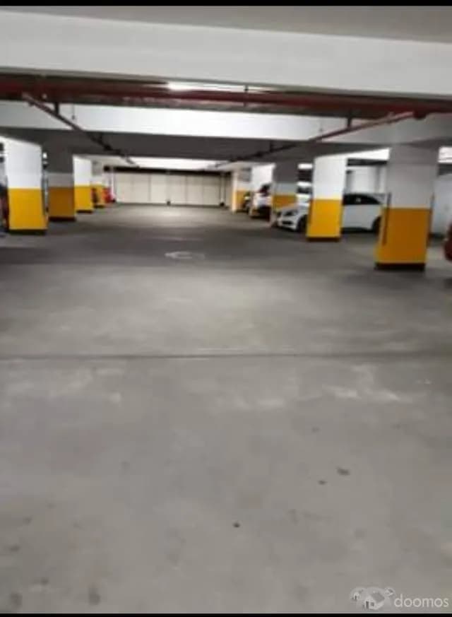 VENTA DE COCHERA TECHADA EN SAN ISIDRO - 2