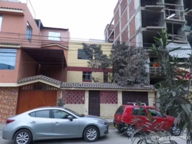 CASA DE 3 PISOS EN SALAMANCA - BUENA UBICACIÓN. - 1