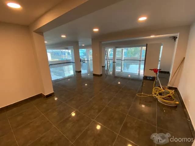 Local Comercial en 2do Piso de Estreno 271 m² - 1