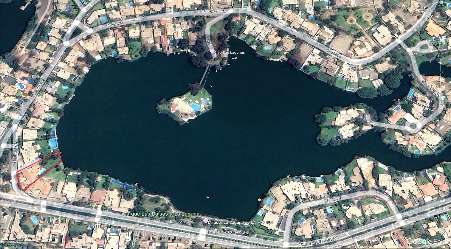 La Molina, Fte. a Laguna Gde. AT:1,257 m2, AC:393 m2. Piscina, Jardines. US$ 1'600,000.- - 1