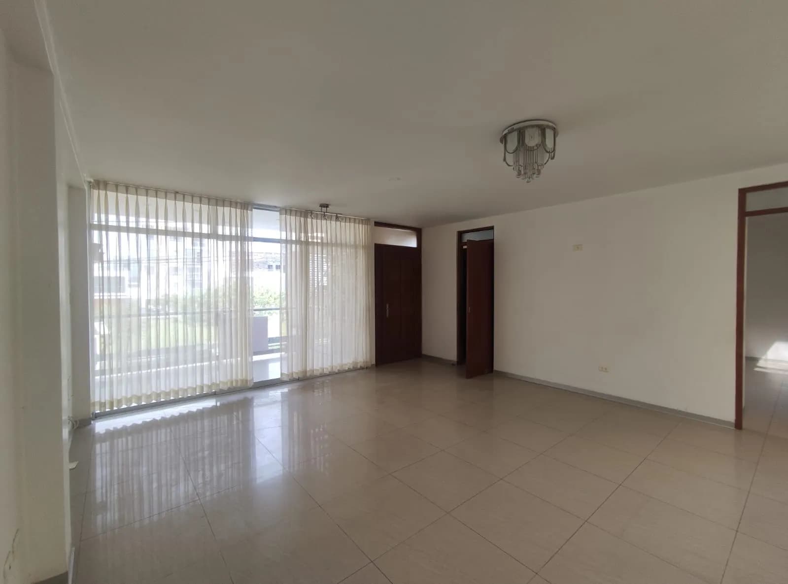 DEPARTAMENTO AMPLIO CON COCHERA EN ZONA EXCLUSIVA SEGURA Y TRANQUILA - 1