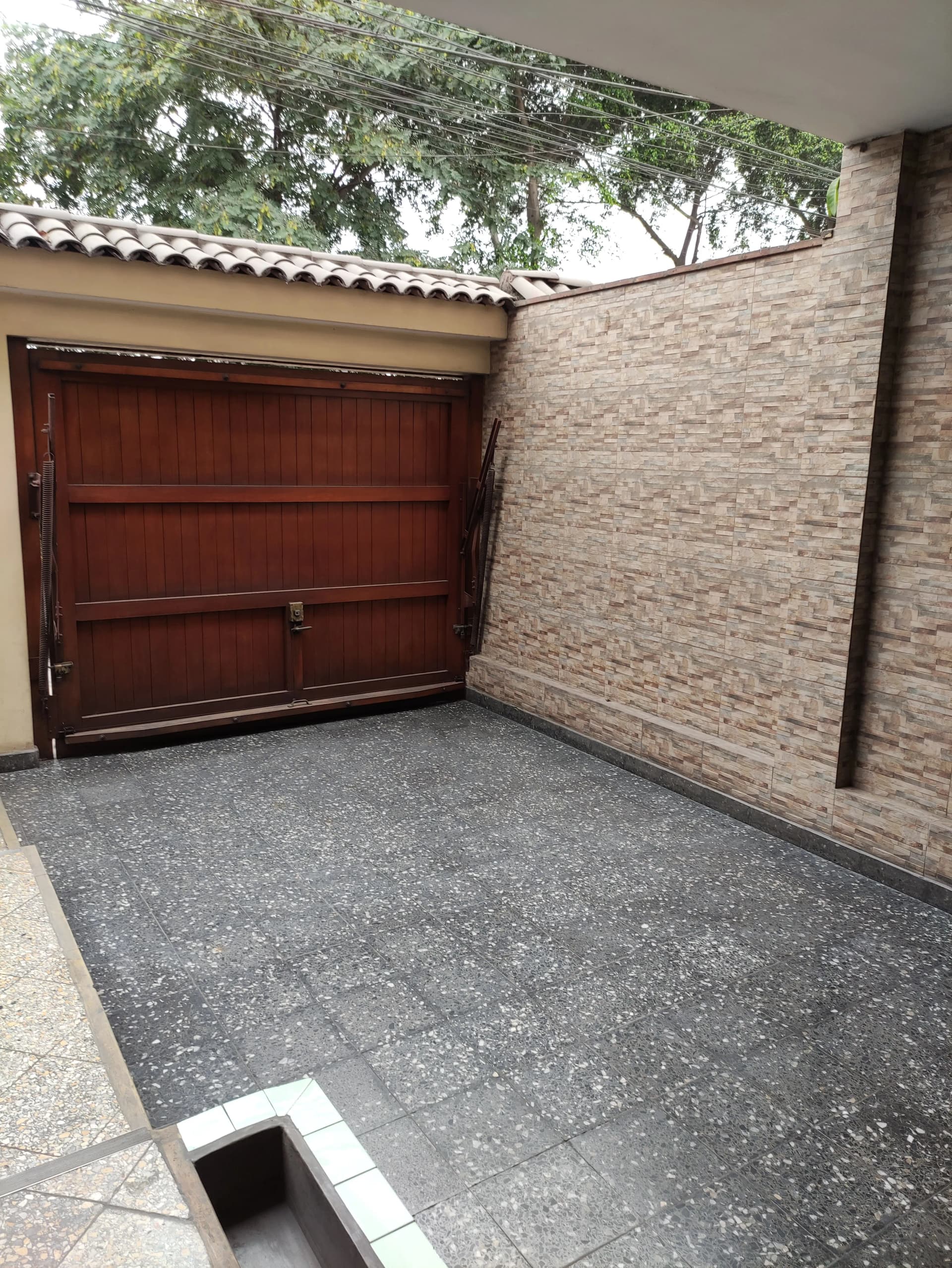 Cochera puerta libre - 1