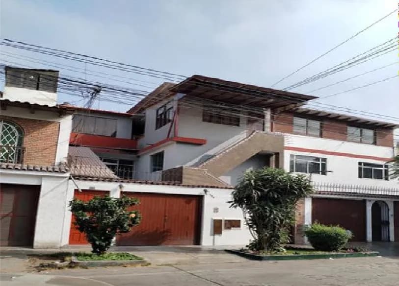 Venta de amplio Departamento independiente en Salamanca de Monterrico - 1