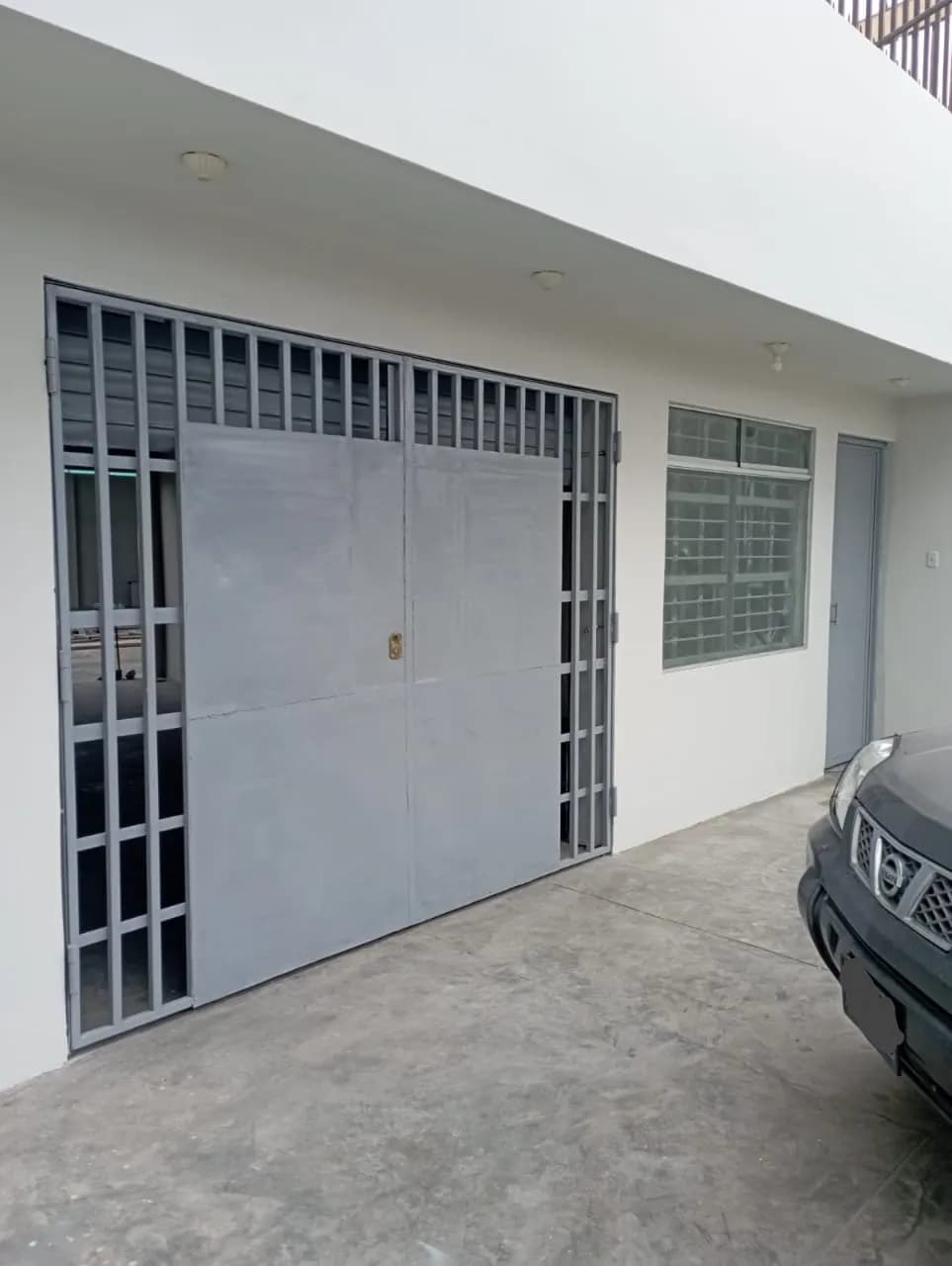 Alquilo Local comercial de 240 M2  en la antigua PANAMERICANA SUR -  Altura del Super Grifo y del Rest.  EL BATAN - 1