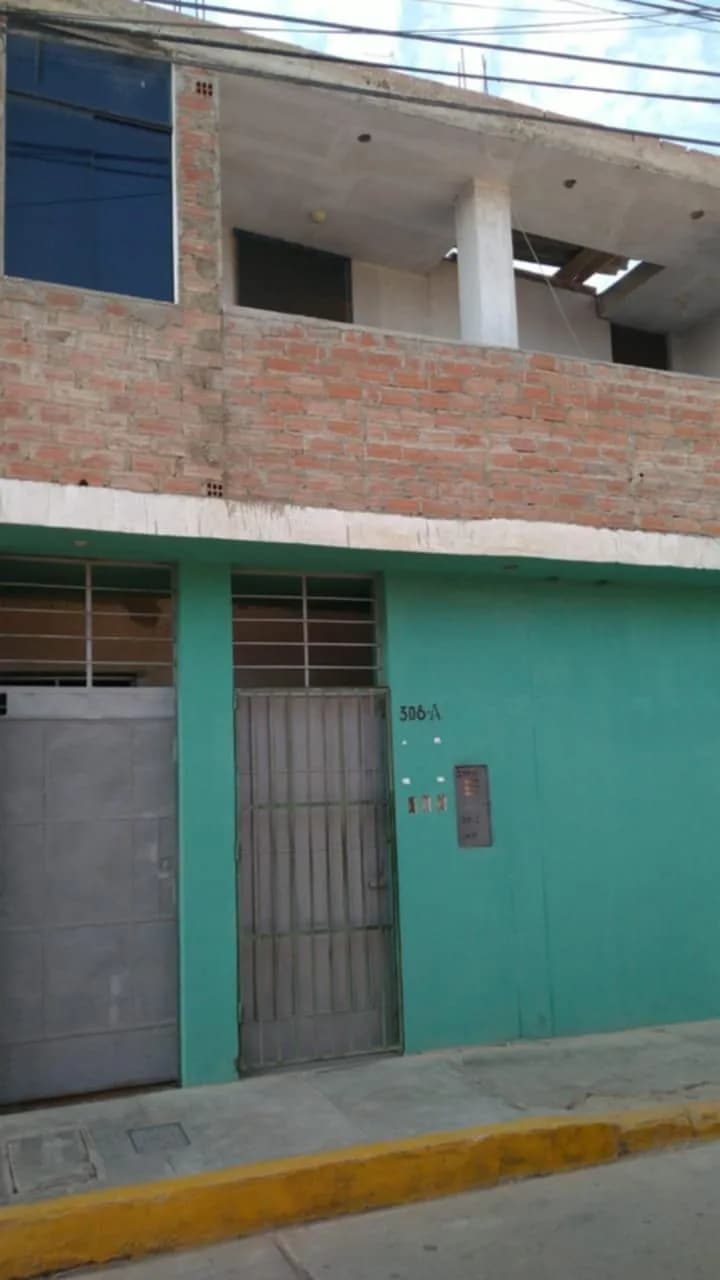 VENDO CASA DE 2 PISOS FERREÑAFE CERCADO - 1