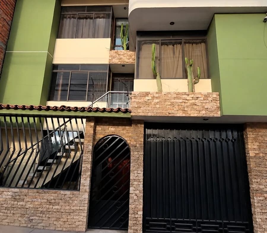 Se Alquila Linda Casa de 2 Pisos en Av. San Carlos - 1