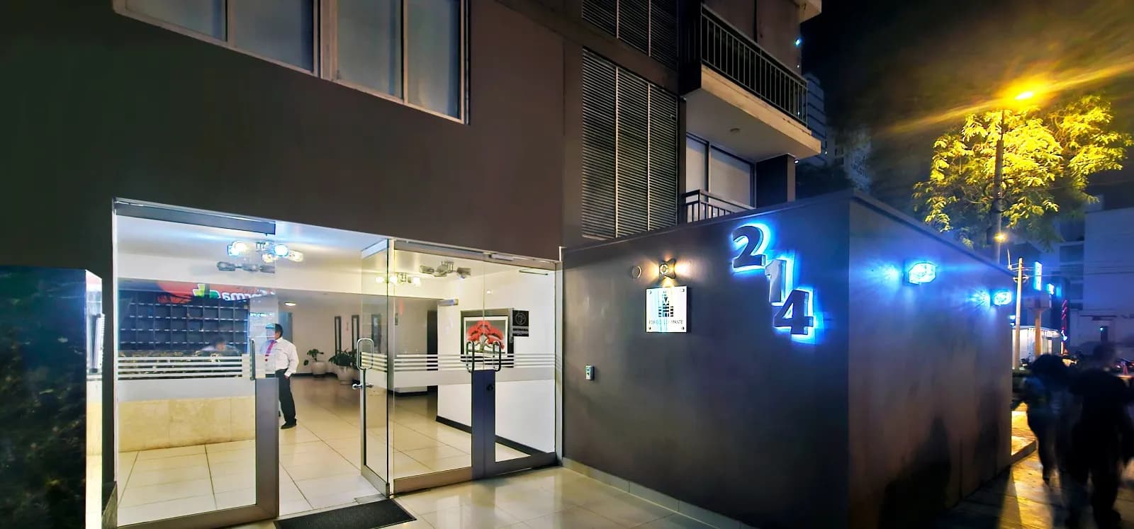 Departamento en Av. Arequipa (Cdra. 13) - 2