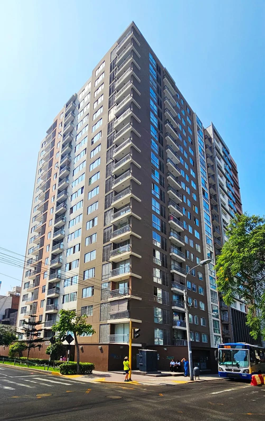 Departamento en Av. Arequipa (Cdra. 13) - 1