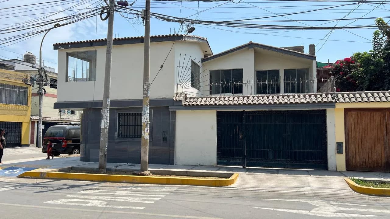 VENTA CASA 3 PISOS + 2 MINIS DEPAS LOS OLIVOS USD 310,000 - 1