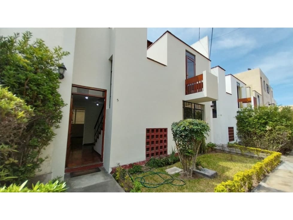 ACOGEDORA CASA DE 2 PISOS 3 DORMITORIOS; EN BARRANCO. - 1